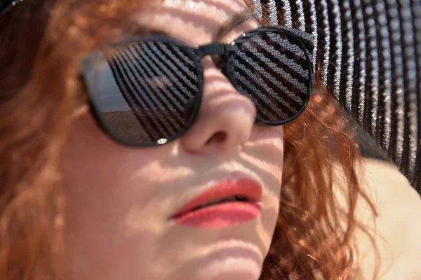 Портрет Жінки Широкоформатному Капелюсі Сонцезахисних Окулярах — стокове фото