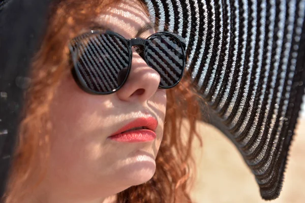 Geniş Kenarlı Şapka Güneş Gözlüklü Bir Kadının Portresi — Stok fotoğraf