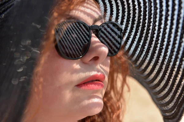 Retrato Uma Mulher Chapéu Abas Largas Óculos Sol — Fotografia de Stock