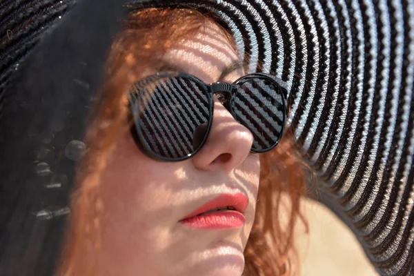 Portrait Woman Wide Brimmed Hat Sunglasses — Stock Photo, Image