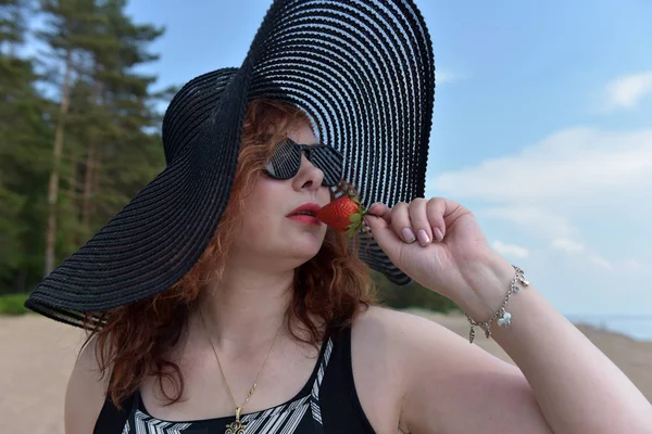 Retrato Uma Mulher Chapéu Abas Largas Óculos Sol Com Morangos — Fotografia de Stock