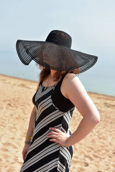 Retrato Uma Mulher Chapéu Abas Largas Vestido Listrado Fundo Mar — Fotografia de Stock