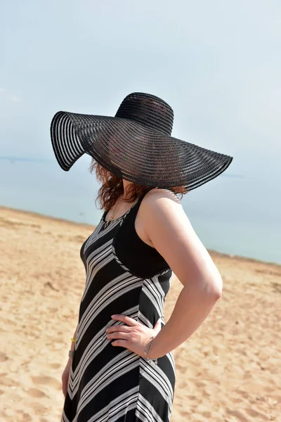 Retrato Una Mujer Con Sombrero Ala Ancha Vestido Rayas Sobre — Foto de Stock