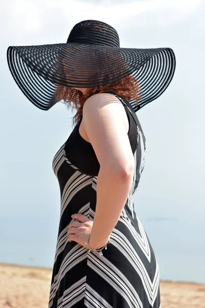 모자를 드레스를 여성의 배경에 — 스톡 사진
