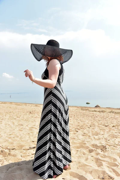 Retrato Una Mujer Con Sombrero Ala Ancha Vestido Rayas Sobre —  Fotos de Stock