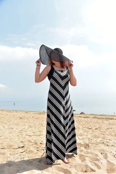 Retrato Uma Mulher Chapéu Abas Largas Vestido Listrado Fundo Mar — Fotografia de Stock