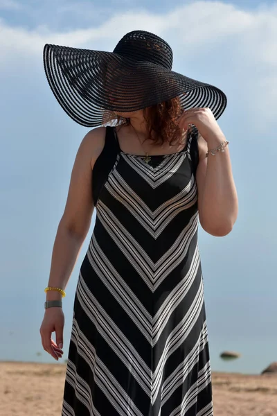 Retrato Uma Mulher Chapéu Abas Largas Vestido Listrado Fundo Mar — Fotografia de Stock