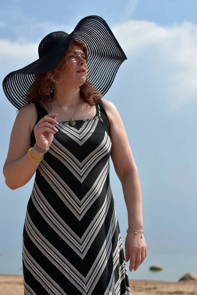 Retrato Uma Mulher Chapéu Abas Largas Vestido Listrado Fundo Mar — Fotografia de Stock