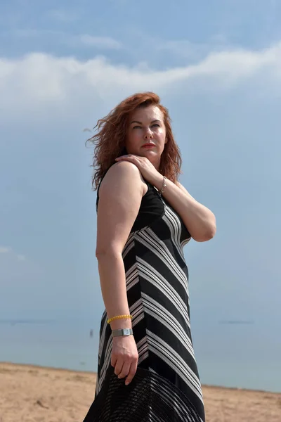 Mujer Vestido Rayas Sobre Fondo Del Mar Con Sombrero Las —  Fotos de Stock