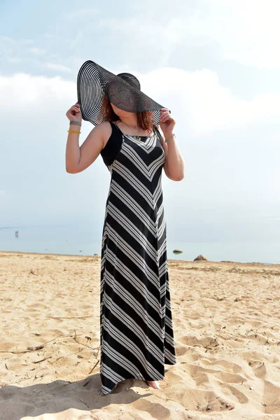 Retrato Una Mujer Con Sombrero Ala Ancha Vestido Rayas Sobre — Foto de Stock