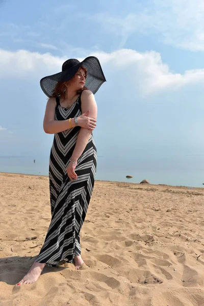 Portrait Woman Wide Brimmed Hat Striped Dress Background Sea — Stock Photo, Image