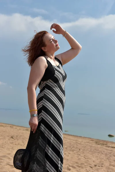 Mulher Vestido Listrado Fundo Mar Com Chapéu Suas Mãos — Fotografia de Stock