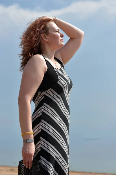 Mujer Vestido Rayas Sobre Fondo Del Mar Con Sombrero Las —  Fotos de Stock