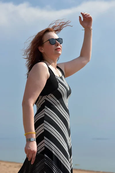 Mulher Vestido Listrado Fundo Mar Com Chapéu Suas Mãos — Fotografia de Stock