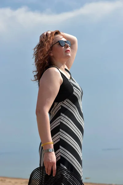 Mujer Vestido Rayas Sobre Fondo Del Mar Con Sombrero Las — Foto de Stock