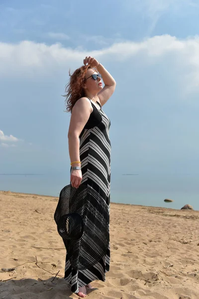 Mujer Vestido Rayas Sobre Fondo Del Mar Con Sombrero Las — Foto de Stock