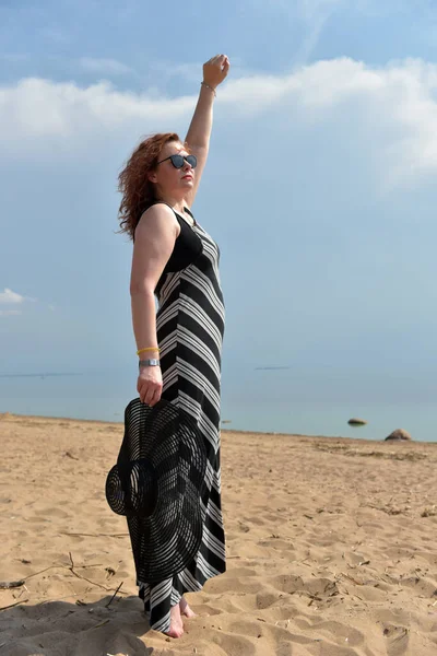 Mulher Vestido Listrado Fundo Mar Com Chapéu Suas Mãos — Fotografia de Stock