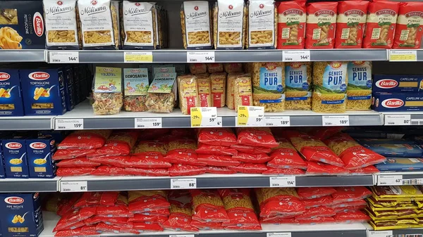 Petersburg Rosja 2020 Makaron Półkach Supermarketu — Zdjęcie stockowe