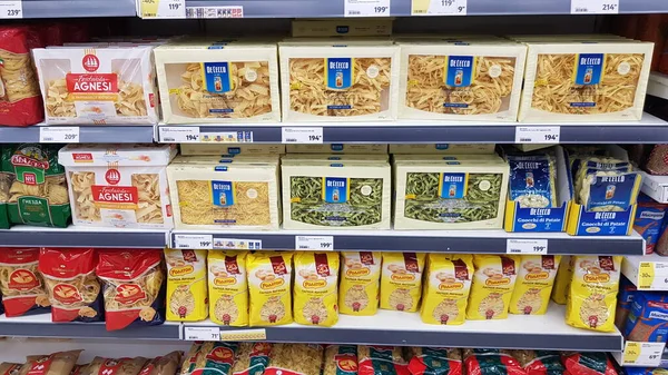 San Petersburgo Rusia 2020 Pasta Los Estantes Supermercado —  Fotos de Stock