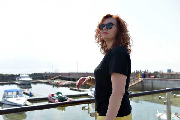 Retrato Mujer Rubia Mediana Edad Muelle Sobre Fondo Los Barcos — Foto de Stock