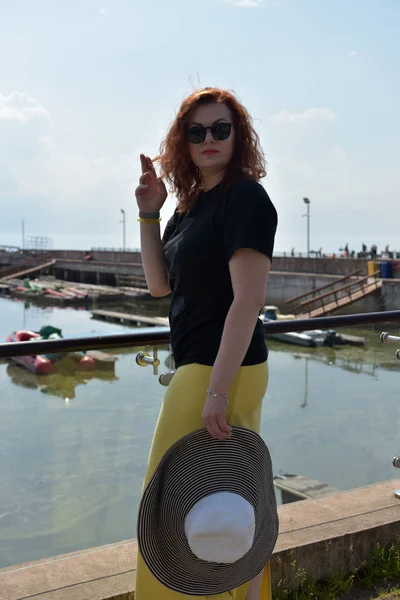 Retrato Mulher Loira Meia Idade Cais Contra Fundo Barcos — Fotografia de Stock