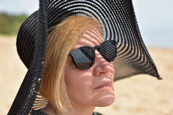 Retrato Mulher Loira Meia Idade Óculos Sol Chapéu Abas Largas — Fotografia de Stock