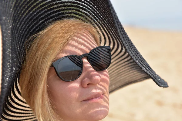 Porträt Einer Blonden Frau Mittleren Alters Mit Sonnenbrille Und Breitkrempigem — Stockfoto