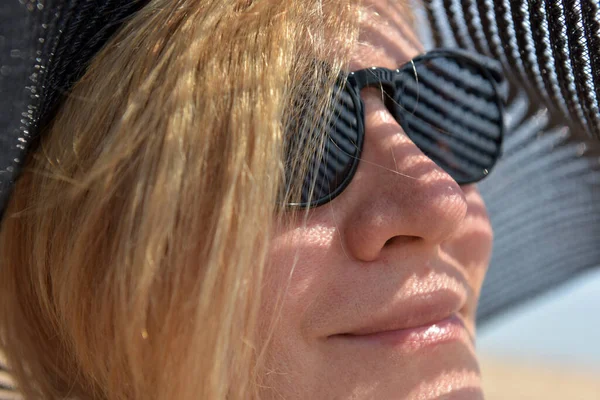 Portrét Blondýny Středního Věku Slunečních Brýlích Klobouku Širokou Krempou — Stock fotografie