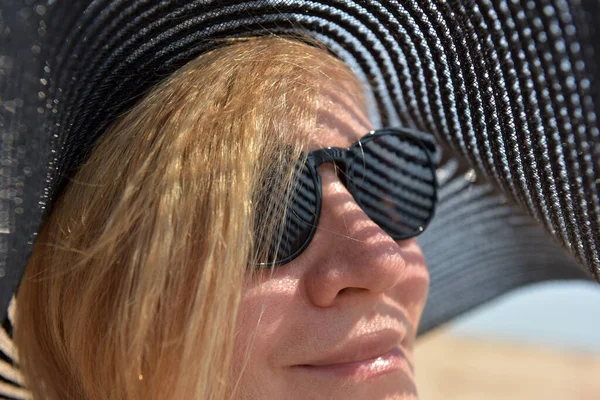 Retrato Mulher Loira Meia Idade Óculos Sol Chapéu Abas Largas — Fotografia de Stock