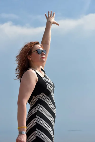 Mujer Mediana Edad Vestido Rayas Sobre Fondo Del Mar — Foto de Stock