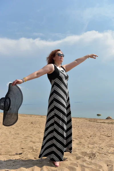 Średnim Wieku Kobieta Paski Sukienka Tle Morza — Zdjęcie stockowe