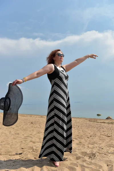 Vrouw Van Middelbare Leeftijd Een Gestreepte Jurk Een Achtergrond Van — Stockfoto