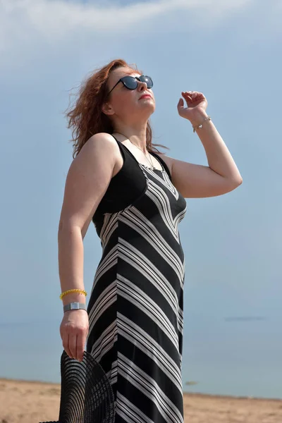 Mujer Mediana Edad Vestido Rayas Sobre Fondo Del Mar —  Fotos de Stock