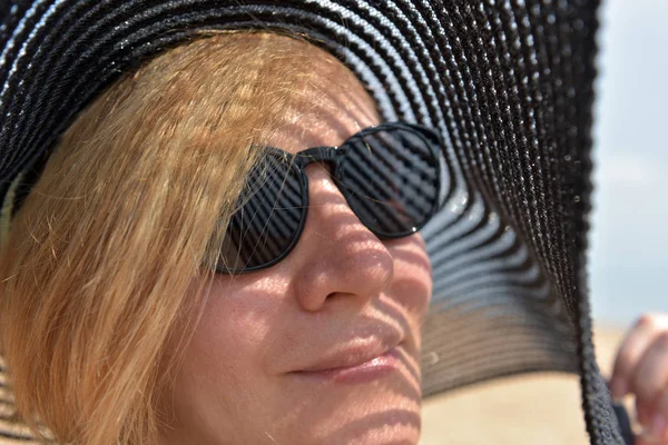 Portret Van Een Blonde Vrouw Van Middelbare Leeftijd Met Een — Stockfoto