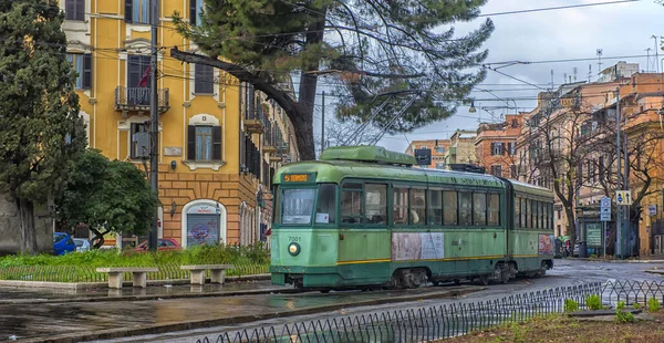 Itálie Řím 2018 Zelená Tramvaj Ulicích Říma — Stock fotografie