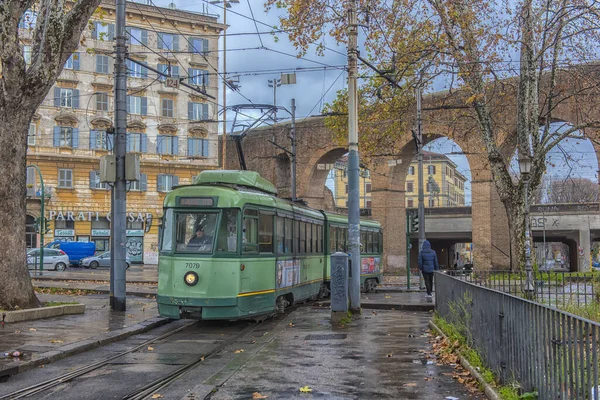 Itálie Řím 2018 Zelená Tramvaj Ulicích Říma — Stock fotografie