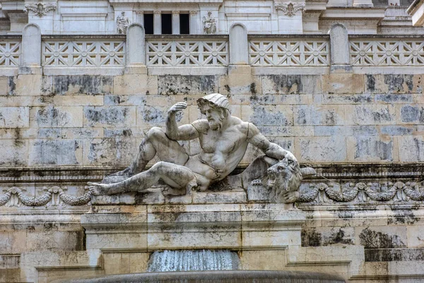 意大利罗马 2018年1月1日一个白石人的雕塑 位于欧洲罗马的威尼斯广场 — 图库照片