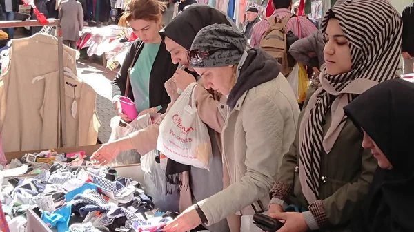 Turquía Estambul 2018 Las Mujeres Compradoras Mercado Callejero Estambul Eligen — Foto de Stock