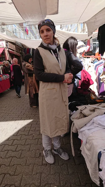 Turquía Estambul 2018 Las Mujeres Compradoras Mercado Callejero Estambul Eligen — Foto de Stock