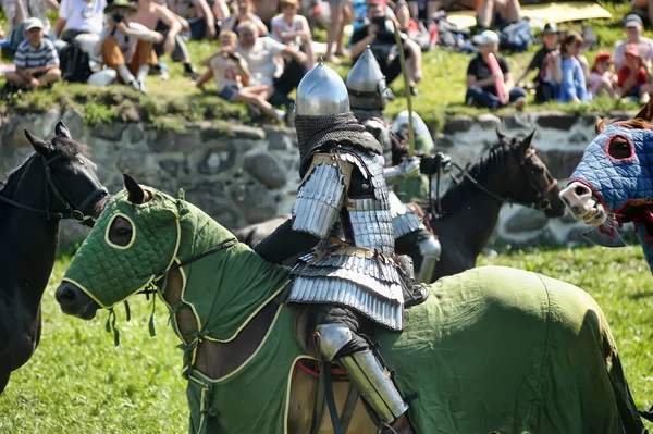 Rusko Izborsk 2013 Středověká Bitva Koních Hřišti Středověkém Festivalu Iron — Stock fotografie