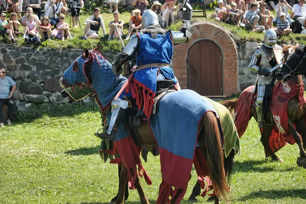 Rosja Izborsk 2013 Średniowieczna Bitwa Koniu Polu Średniowiecznym Festiwalu Iron — Zdjęcie stockowe