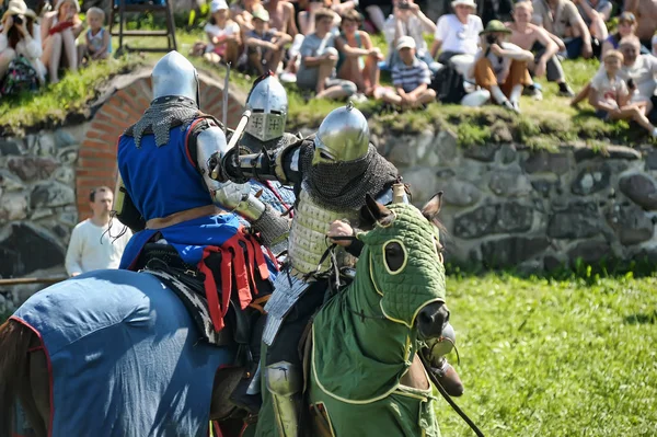 Rusko Izborsk 2013 Středověká Bitva Koních Hřišti Středověkém Festivalu Iron — Stock fotografie