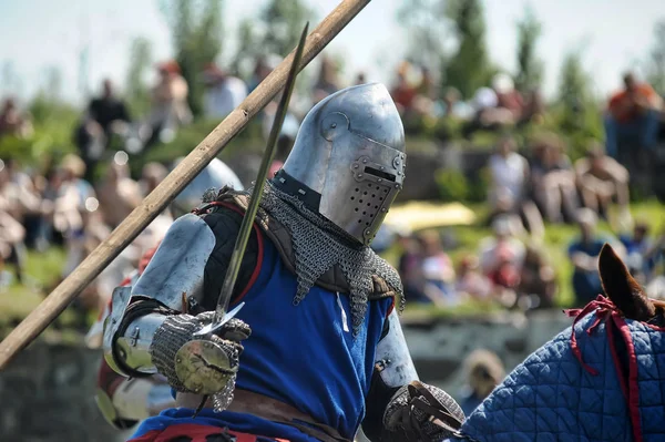 2013年3月3日至8月8日在俄罗斯伊兹伯尔斯克举行的中世纪 庆典上 在战场上骑马进行的中世纪战役 — 图库照片