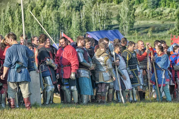 Rusya Izborsk 2013 Ortaçağ Giysileri Içindeki Erkekler — Stok fotoğraf