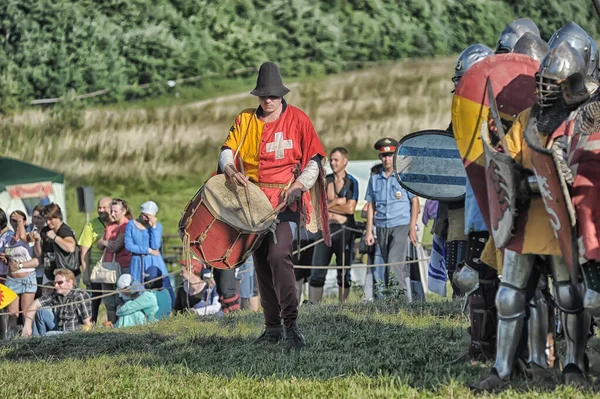 Russland Izborsk 2013 Männer Mittelalterlicher Kleidung — Stockfoto