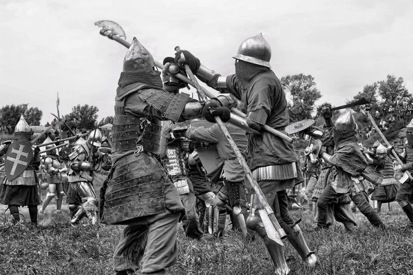 Ρωσία Ιζμπορσκ 2013 Μεσαιωνική Μάχη Στο Γήπεδο Του Μεσαιωνικού Φεστιβάλ — Φωτογραφία Αρχείου