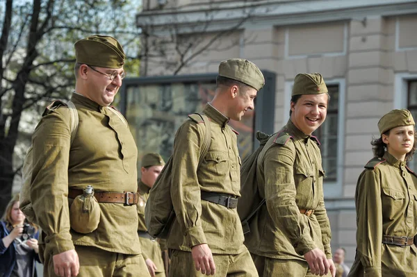 俄罗斯 圣彼得堡09 2013年以第二次世界大战形式出现的人民在胜利阅兵式上 — 图库照片