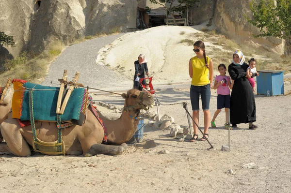 Turquia Capadócia 2017 Camelo Turistas Nas Montanhas Capadócia — Fotografia de Stock