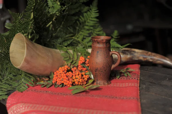 Tierhorn Keramikkrug Tischdecke Und Vogelbeeren Stillleben — Stockfoto