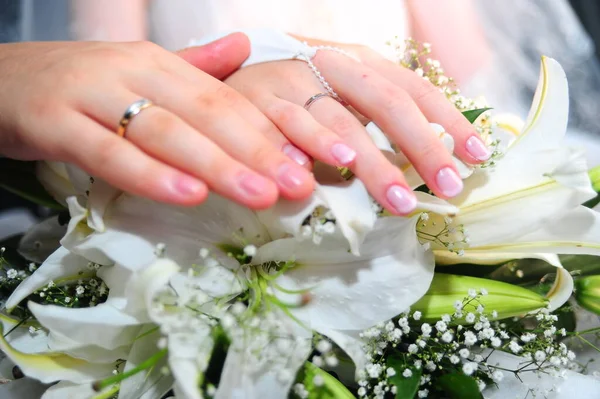 Dłonie Nowożeńców Bukiecie Ślubnym — Zdjęcie stockowe